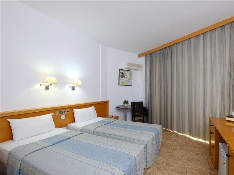 Flamingo Beach Hotel Larnaca Buitenkant foto