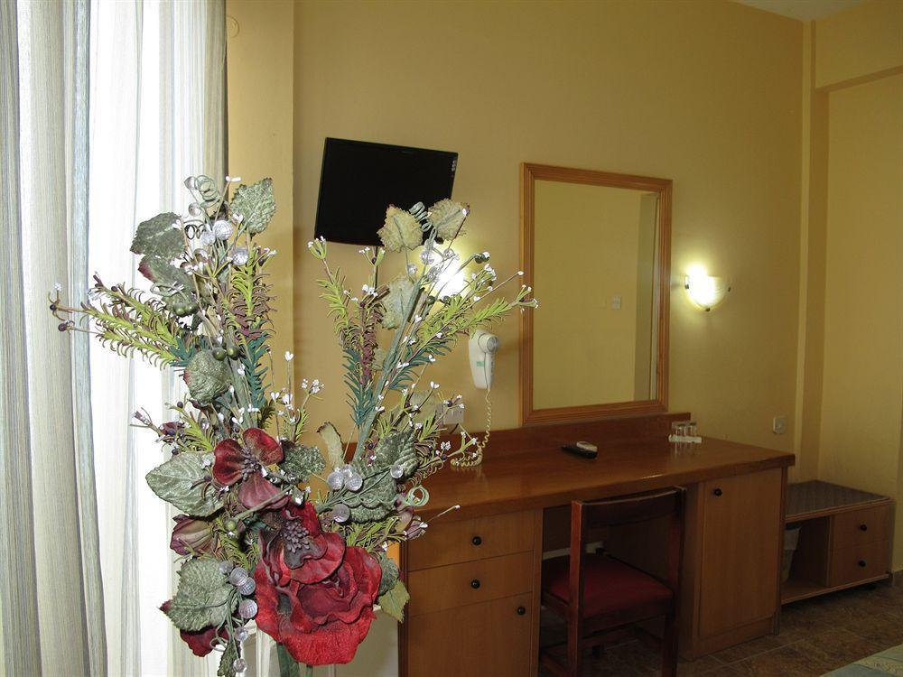 Flamingo Beach Hotel Larnaca Buitenkant foto